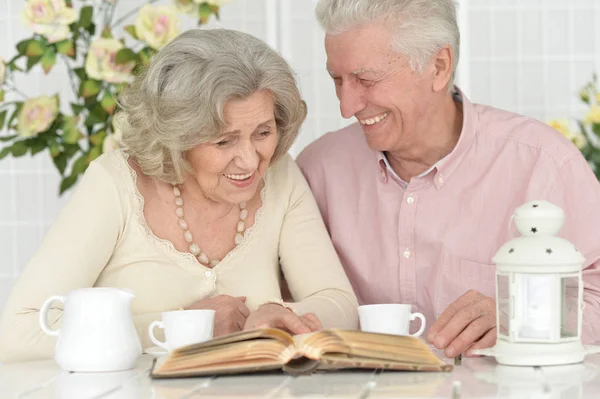 Feliz Pareja Ancianos Beber Leer Revista — Foto de Stock