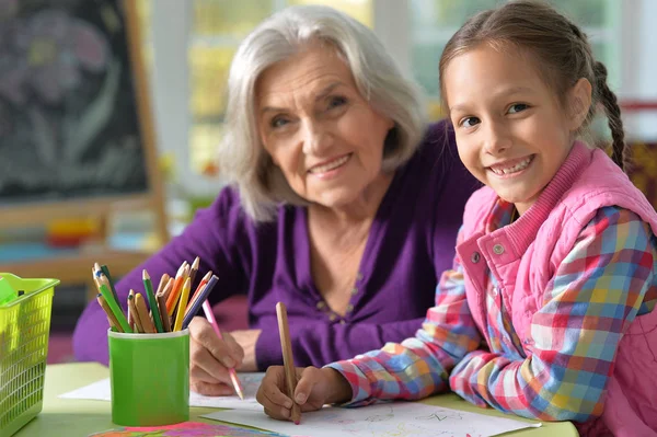 Porträtt Mormor Och Barnbarn Som Förenar — Stockfoto