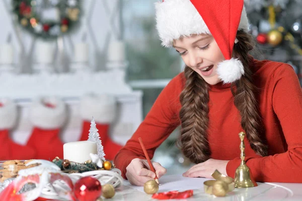 Porträt Eines Glücklichen Mädchens Mit Weihnachtsmütze Das Sich Auf Weihnachten — Stockfoto