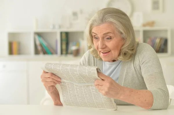 Mujer mayor con periódico — Foto de Stock