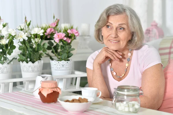 Ritratto Bella Donna Anziana Che Beve Casa — Foto Stock