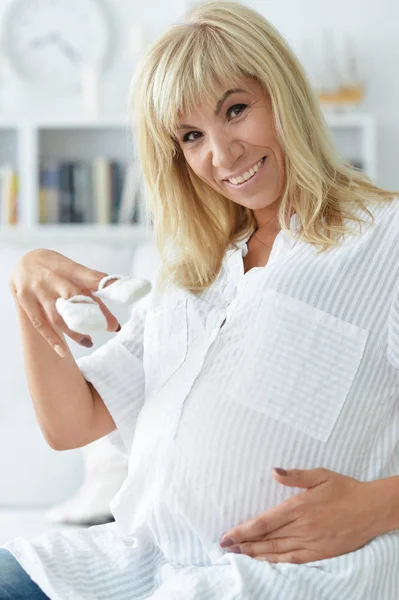 Photo Beautiful Pregnant Woman Baby Shoes — Stock Photo, Image