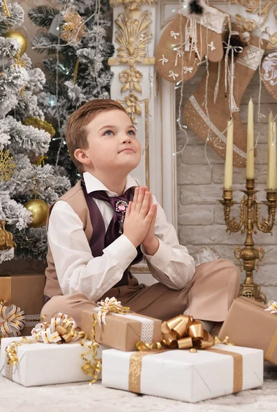 Retrato Menino Fazendo Desejo Perto Árvore Natal — Fotografia de Stock