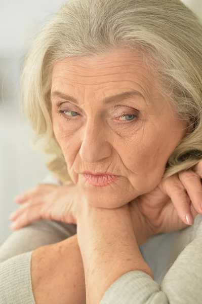 Porträt Einer Schönen Traurigen Alten Frau Aus Nächster Nähe — Stockfoto