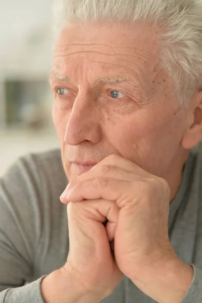 Äldre man tänker — Stockfoto