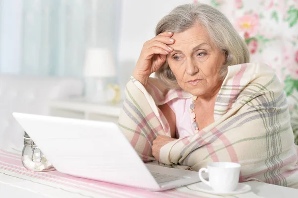 Starší Žena Pracující Notebookem Doma — Stock fotografie