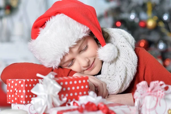 Porträt Eines Glücklichen Mädchens Mit Weihnachtsmütze Das Mit Weihnachtsgeschenk Schläft — Stockfoto