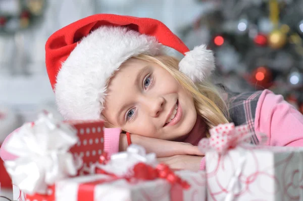 Portret Van Gelukkig Meisje Kerstman Hoed Zitten Met Kerst Presenteert Rechtenvrije Stockafbeeldingen