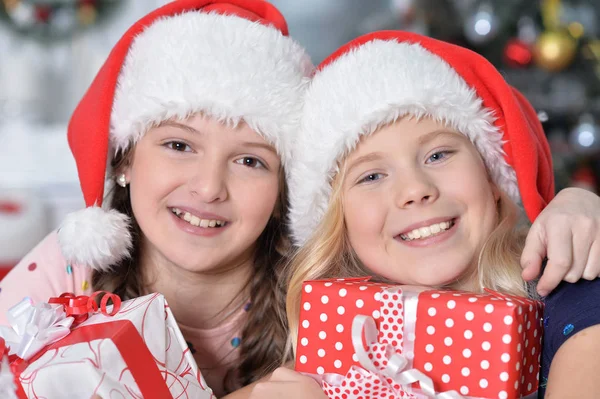 Portret Van Gelukkig Meisjes Santa Hoeden Voorbereiden Kerst Stockfoto