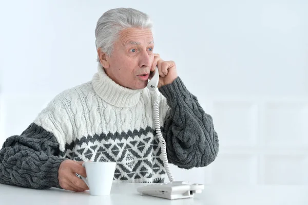 Uomo Anziano Che Parla Telefono Seduto — Foto Stock