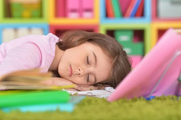 可爱的小女孩睡在书堆上的肖像 — 图库照片