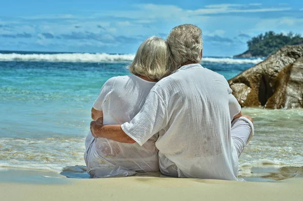 Yaşlı çift dinlenme tropikal tatil — Stok fotoğraf