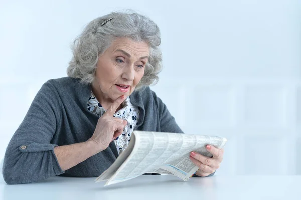 Portrait Senior Woman Newspaper — Stock Photo, Image