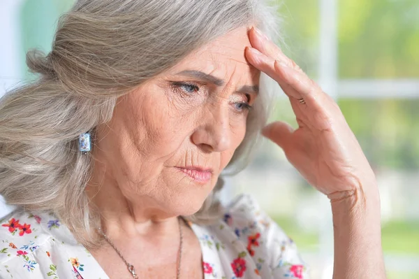 Nahaufnahme Porträt Einer Müden Seniorin — Stockfoto