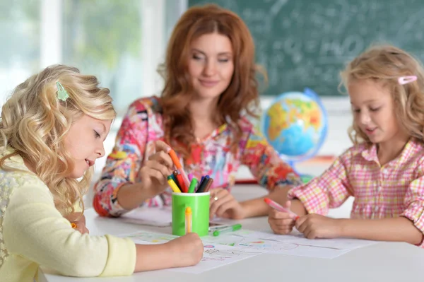 Insegnante Con Due Ragazze Lezione Disegno — Foto Stock