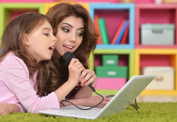 Ładna Dziewczynka Siedzi Tabeli Śpiewać Karaoke Matka — Zdjęcie stockowe