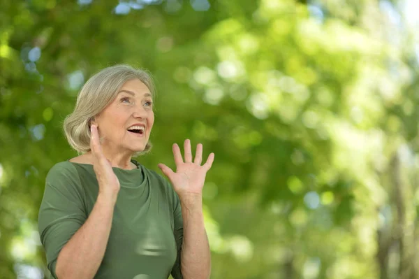 Donna anziana allegra — Foto Stock