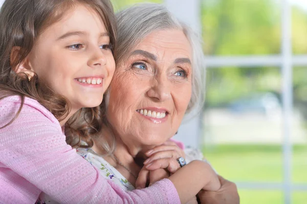 Niña abrazando abuela — Foto de Stock