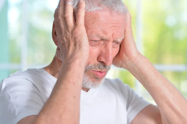 Porträtt Sorgliga Senior Mannen Hemma — Stockfoto