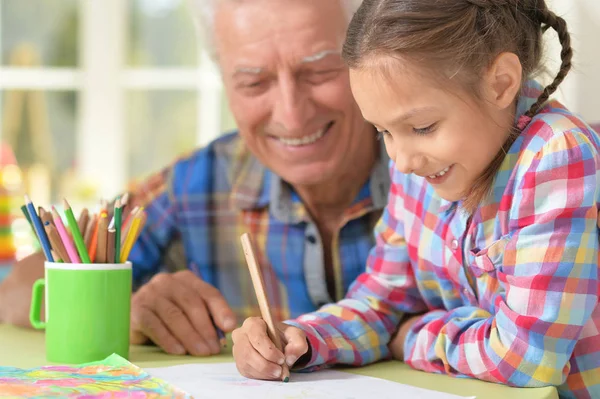 Gelukkig Grootvader Met Kleindochter Tekenen Samen — Stockfoto