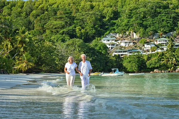 Elderly couple rest at tropical resort — Stock Photo, Image