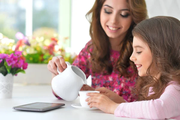 Vacker Ung Kvinna Och Liten Flicka Sitter Vid Bord Hälla — Stockfoto