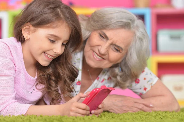 Lächelnde Oma Mit Ihrer Enkelin Smartphone — Stockfoto