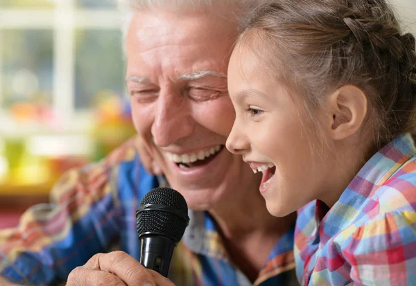 Retrato Feliz Avô Criança Cantando Karaoke — Fotografia de Stock