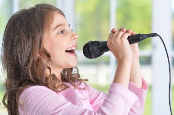 Hermosa Niña Con Micrófono Casa — Foto de Stock