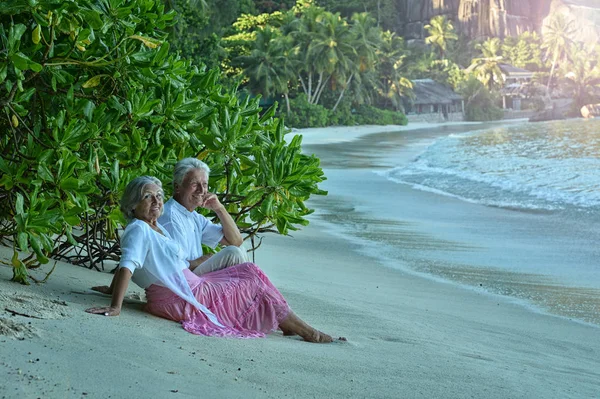 Отдых пожилых пар на тропическом курорте — стоковое фото
