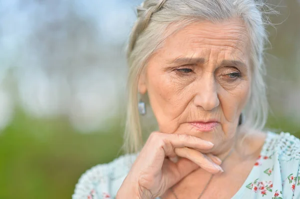 Triste Anziana Bella Donna Nel Parco — Foto Stock