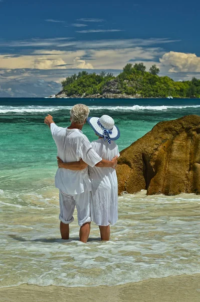 Äldre par resten på tropical resort — Stockfoto