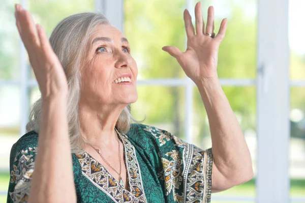 Glückliche Seniorin — Stockfoto