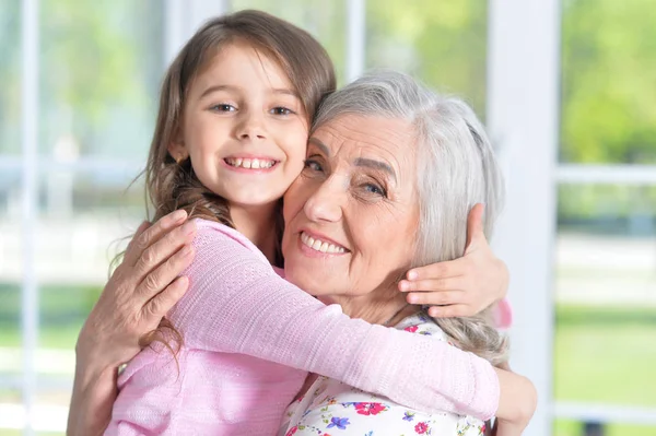 Bambina abbracciare nonna — Foto Stock