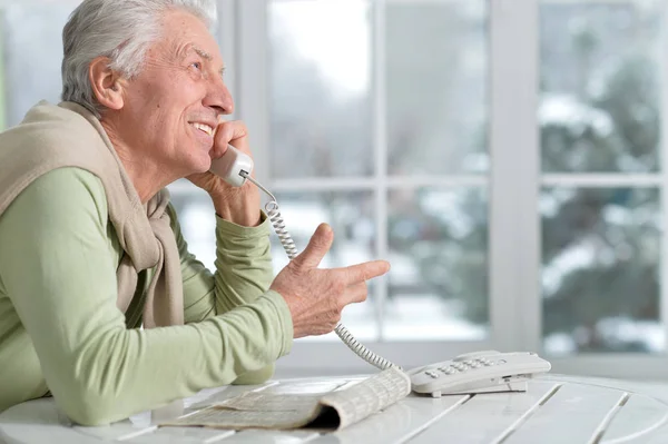 Homem Idoso Com Telefone Casa — Fotografia de Stock