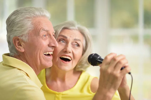 年配のカップル夫と妻の歌を歌う — ストック写真