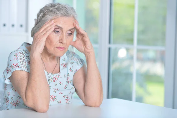 Nahaufnahme Porträt Einer Müden Seniorin — Stockfoto