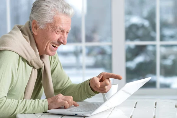 Senior Man Using Laptop Home — Stock Photo, Image