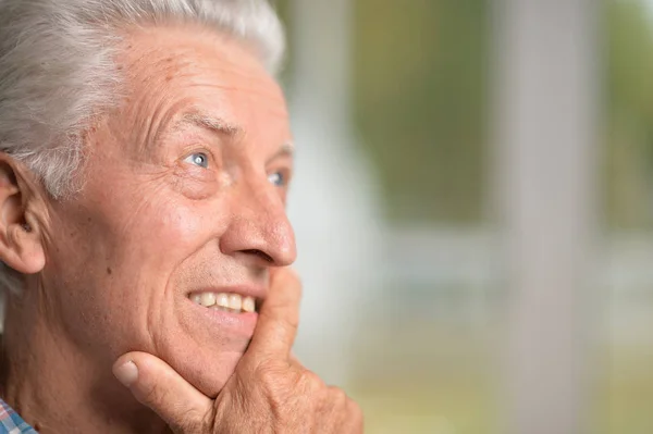 Egy Boldog Öregember Portréja Otthon — Stock Fotó