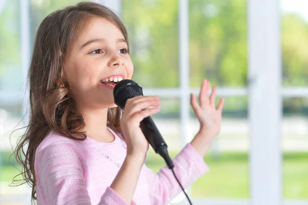 Belle Petite Fille Avec Microphone Maison — Photo