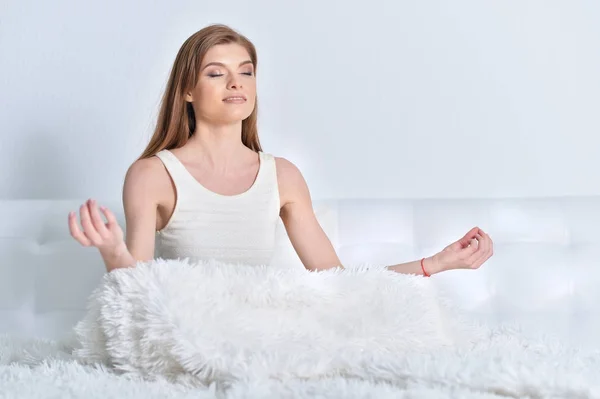 Vacker Kvinna Som Gör Yoga Hemma — Stockfoto