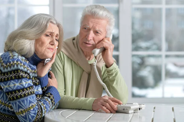 Portrait Homme Âgé Appelant Médecin Avec Femme — Photo