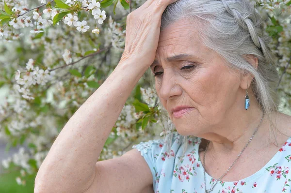 Donna anziana triste — Foto Stock