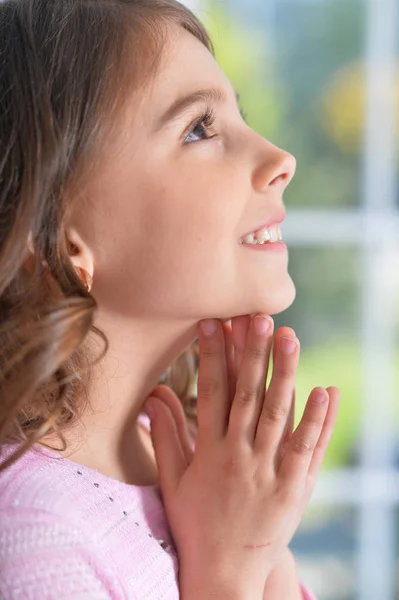 可爱的小女孩在家里祈祷 — 图库照片