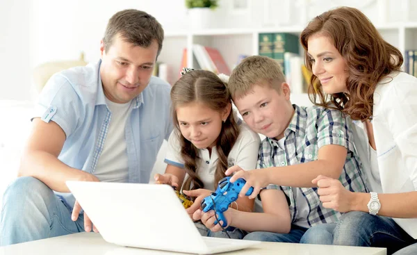 Família Feliz Divertir Juntos Usando Laptop Com Playstation — Fotografia de Stock