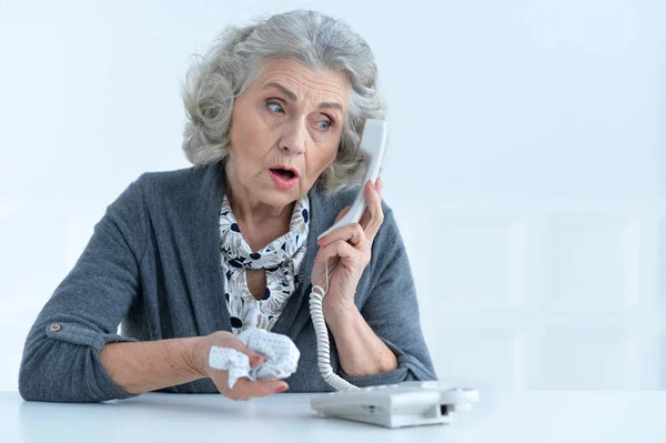 Doente Mulher Madura Chamando Médico — Fotografia de Stock