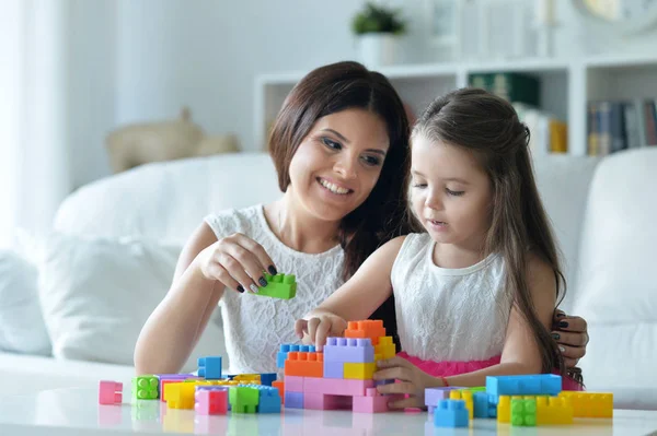 Kıvırcık Küçük Kız Annesi Renkli Plastik Bloklarla Oynama — Stok fotoğraf