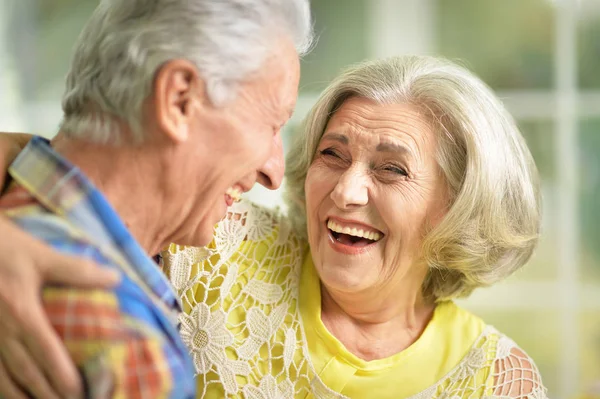 Feliz pareja de ancianos —  Fotos de Stock