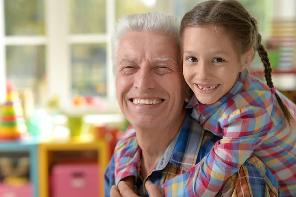 Großvater und Enkelin haben Spaß — Stockfoto