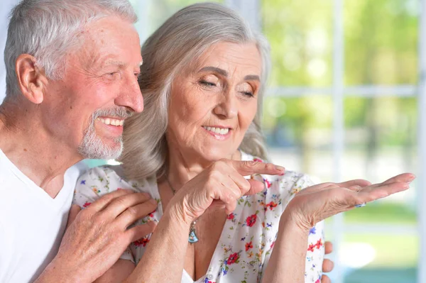 Närbild Porträtt Glad Äldre Par Hemma Visar Något — Stockfoto